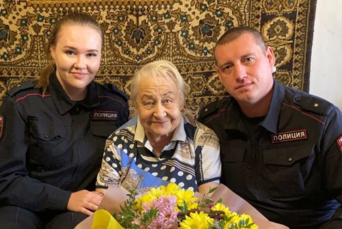 Полицейские поздравили жительницу Соликамска, которой помогли «по горячим следам»